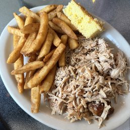 Pulled turkey dinner with fries and jalapeño sweet cornbread Pulled turkey dinner with fries and jalapeño sweet cornbread