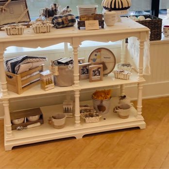 Nothing Bundt Cakes - Nice atmosphere - Bakeries Near Me - Shrewsbury, Massachusetts