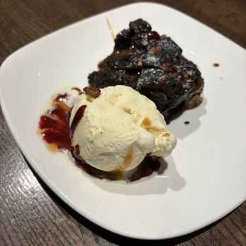 Tavern at Eagle Island - Rock-Slide Brownie Sundae - American Near Me - Meridian, Idaho Tavern at Eagle Island - Rock-Slide Brownie Sundae - American Near Me - Meridian, Idaho