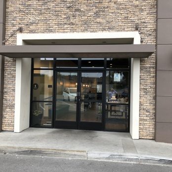 Broken Yolk Cafe - This is the entrance on the east side of the building. - American Near Me - Glendora, California