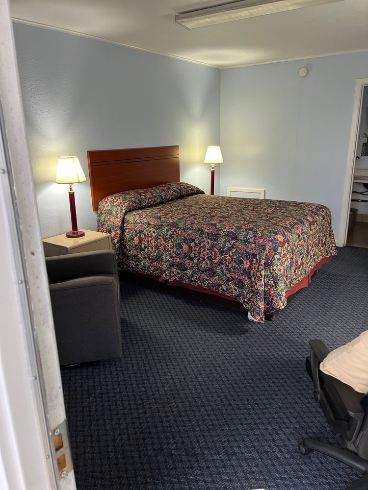 TOWNSMAN MOTEL Updated September 2024 15 Reviews 1205 E Main St