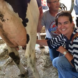 Country Cousins Farm - Milk a cow!
