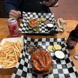 Blue cheese & bacon hamburger + fries