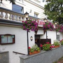 Kamanda Lwowska - Wejście w kwiatach zaprasza po schodkach.