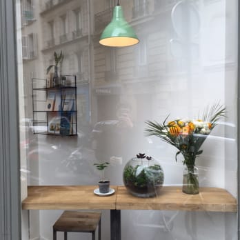 Hexagone Café - La vitrine, fleurie avec le comptoir où l'on peut s'attabler ! - Coffee Roasteries Near Me - Paris, 01 Hexagone Café - La vitrine, fleurie avec le comptoir où l'on peut s'attabler ! - Coffee Roasteries Near Me - Paris, 01