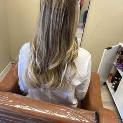 Bombshells Salon - Balayage in 2 house from dark to light