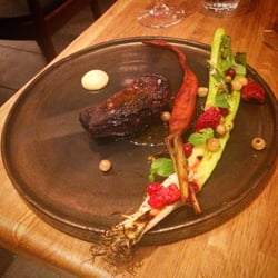 Bord 13 - Mullard with berries, onion and carrotte confit