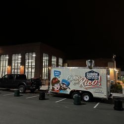 Food truck parked in front of Half Batch Brewing in Hendersonville, Tn.