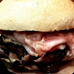 Macelleria Trippicella - Panino con hamburger di chianina, prosciutto cotto, melanzane grigliate e mozzarella