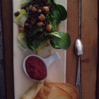 instant terroir - First course mâche salad with lentils and garbanzo beans, a beet mixture and a phyllo dough stuffed with goat cheese and olive tapenade - Transportation Near Me - Montpellier, 34