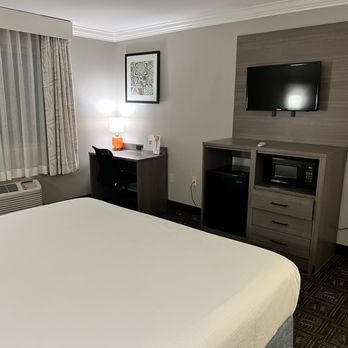 Solara Inn and Suites - Facing the TV - Hotels Near Me - Anaheim, California