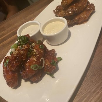 Yard House - Chicken wings Korean chili garlic (left), whiskey black pepper (right) - Bars Near Me - Hallandale Beach, Florida Yard House - Chicken wings Korean chili garlic (left), whiskey black pepper (right) - Bars Near Me - Hallandale Beach, Florida