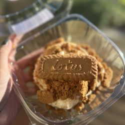 Matelna Bakes - Biscoff cookie cinnamon roll