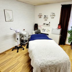 Pure Moments Spa - Facial Room with heated and adjustable bed for ultimate comfort