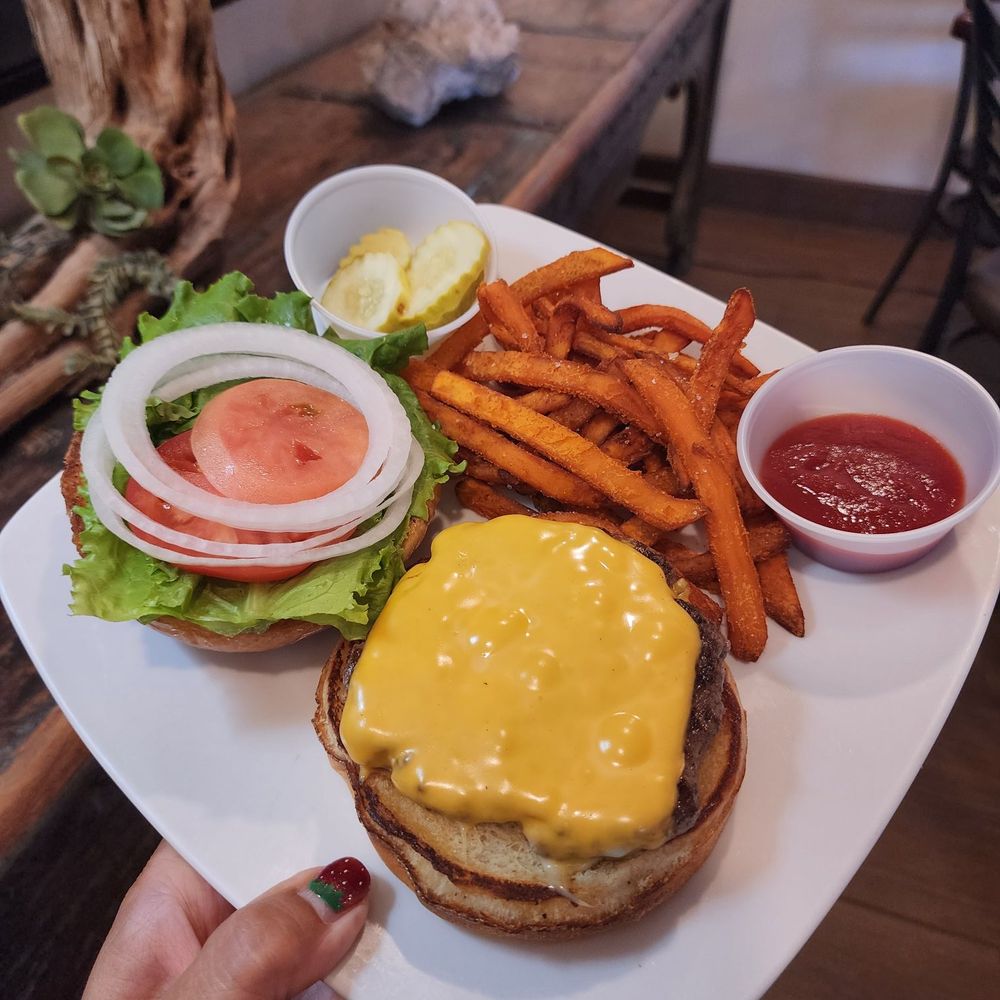 Cheeseburger with sweet potato fries Cheeseburger with sweet potato fries