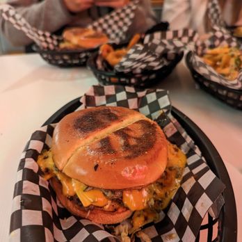 Between 2 Buns - American Near Me - Vancouver, British Columbia