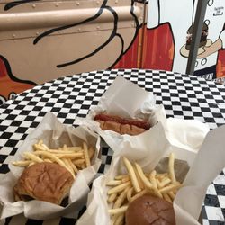 C'est Tout Bon 2 Eat - Great hamburgers and hotdogs from this food truck!! Perfect spices that make you crave for more