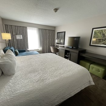 Hampton Inn Stow - Room 305 w/King Bed - Hotels Near Me - Stow, Ohio
