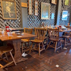 Cracker Barrel Old Country Store - How dirty this place was, we have to wait for quite a while just to be sit it.