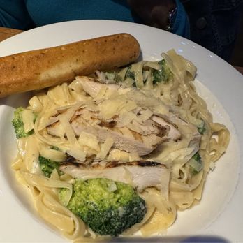 Applebee's Grill + Bar - Classic Broccoli Chicken Alfredo - American Near Me - Linden, New Jersey Applebee's Grill + Bar - Classic Broccoli Chicken Alfredo - American Near Me - Linden, New Jersey