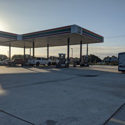 7-Eleven - Gas pumps