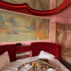 Rainbow Motel - Wine & Roses room