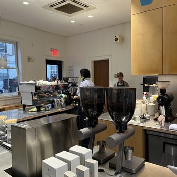 Blue Bottle Coffee - Harvard Square - Inside - Coffee & Tea Near Me - Cambridge, Massachusetts