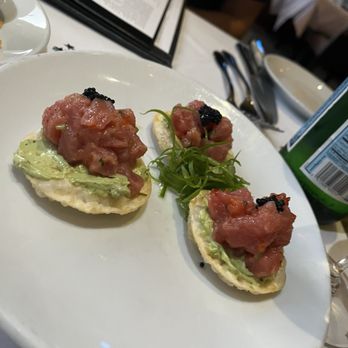 Fleming’s Prime Steakhouse & Wine Bar - Spicy Tuna Wonton (social hour menu) - Steakhouses Near Me - Pasadena, California