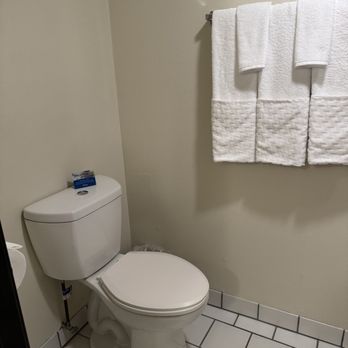 Best Western Plus Monterey Inn - Bathroom - Hotels Near Me - Monterey, California