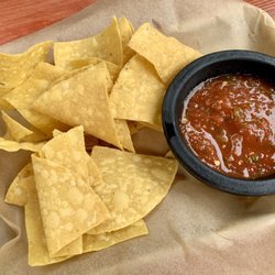 El Carajillo - Complimentary chips and salsa
