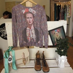 Los Bigotes de Frida - El sitio está decorado de una forma muy llamativa, y la ropa es increíble