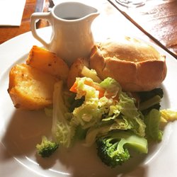 The Carnarvon Arms - Chicken and ham pie