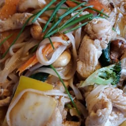 Hollywood Café & Sushi - Kyckling wok med cachewnötter och nudlar.