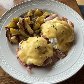 Riverside - Eggs Classic Benedict - New American Near Me - Hood River, Oregon