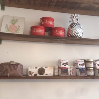 Baristello - Italian imports, cookies, panetton, pineapples galore - Cafes Near Me - Montreal, Quebec