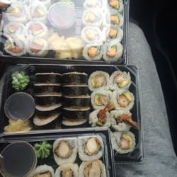 Deilig Sushi - Laks og avokado, kveite og avokado, futo maki, fritert scampi (fikk feil rett) og fritert kylling.