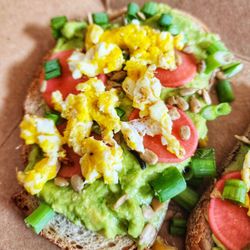 Revolución - Avo toast with scrambled egg added