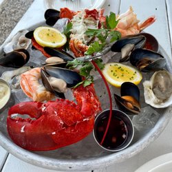 Woodford F & B - Petite plateau - 3 Nurembega oysters, 3 shrimp, 1/2 lobster, chilled mussels , and accoutrements