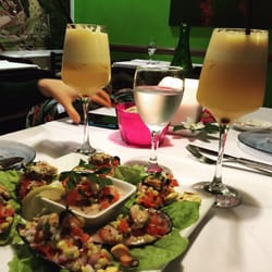 Xilantro - La entrada recomendada es Cholitos a la Chalaca, especial para compartir. Los tragos son pisco de maracuyá. Exquisito.