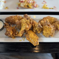 Southpaw Brewing - Buffalo wings were cooked well but were unseasoned. Felt like the wings were fried then lightly tossed with sauce.