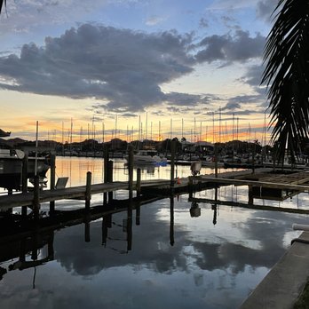 Circles Waterfront at Lands End Marina - Seafood Near Me - Apollo Beach, Florida