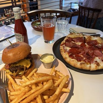 Maggie & Mac's - Smash burger and hot pizza - Bars Near Me - San Francisco, California Maggie & Mac's - Smash burger and hot pizza - Bars Near Me - San Francisco, California