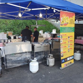 Tacos 5 y 10 - The taqueros hard at work making it all happen - Tacos Near Me - Los Angeles, California