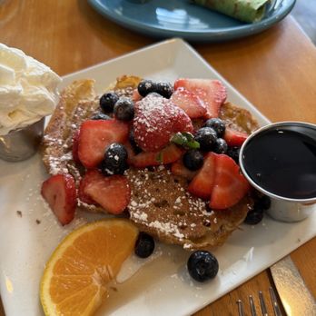 Café Kaila - French toast and fruit - Breakfast & Brunch Near Me - Honolulu, Hawaii