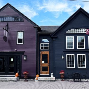 Seven High - Bakery on the left and restaurant on the right - Bakeries Near Me - Kennebunk, Maine