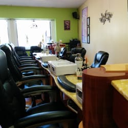 Art Nails & Spa - Clean and organized setup.