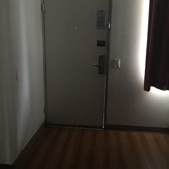 Motel 6 - No deal on door, light shining thru - Hotels Near Me - Brinkley, Arkansas