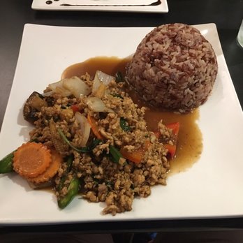 Me Dee Cafe - Basil with chicken and brown rice. - Thai Near Me - Chicago, Illinois