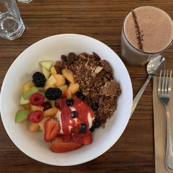 Le Cartet - Coupe Santé & Dark hot chocolate - French Near Me - Montreal, Quebec Le Cartet - Coupe Santé & Dark hot chocolate - French Near Me - Montreal, Quebec