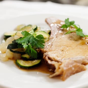 La Haute Cloche - Carré de porc rôti au thym frais et poêlée de légumes - Bistros Near Me - Paris, 75 La Haute Cloche - Carré de porc rôti au thym frais et poêlée de légumes - Bistros Near Me - Paris, 75